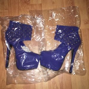 Puzzle Blue Plump Heels Size 6
